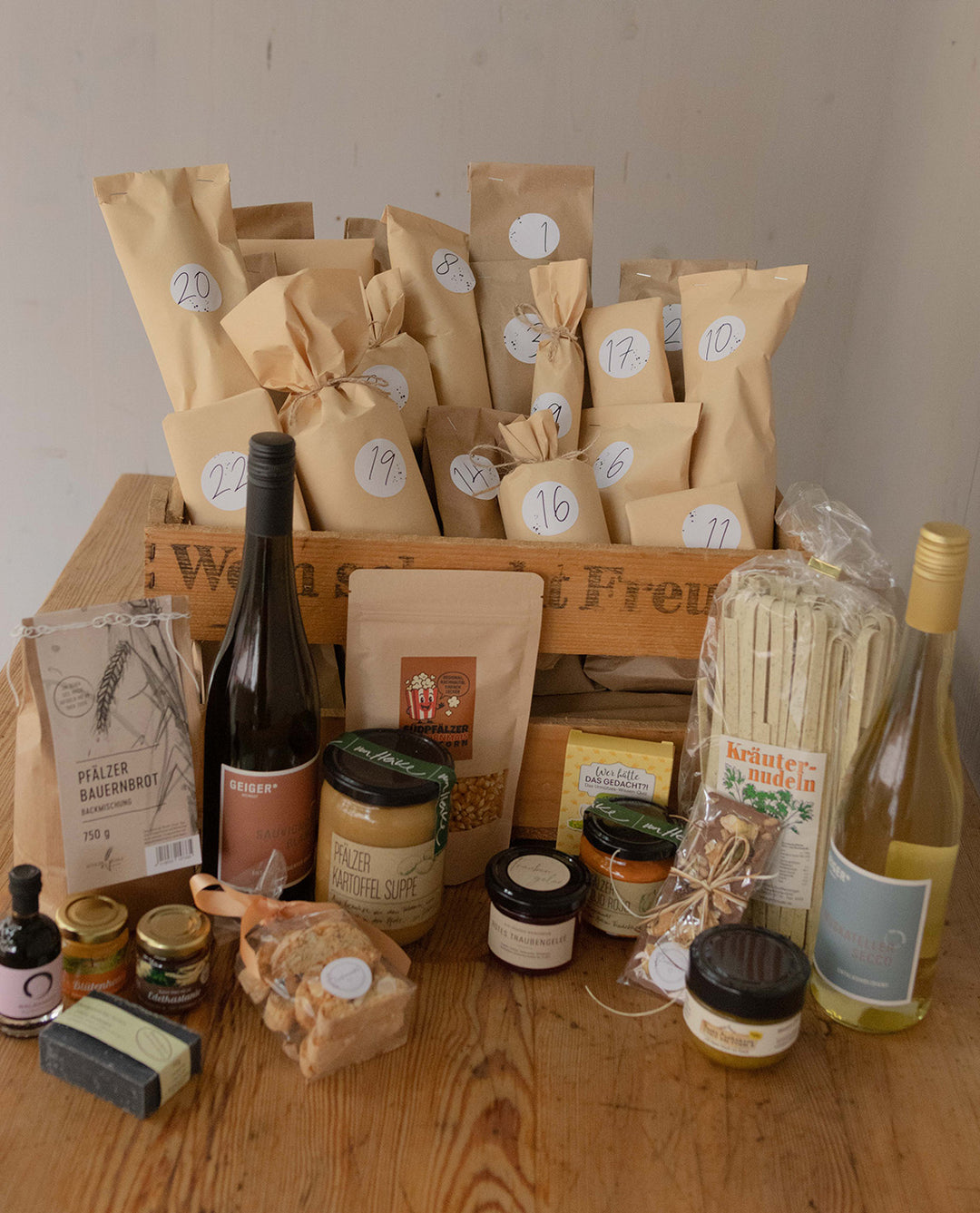 ADVENTSKALENDER <b>ALKOHOLFREI</b>: 24 Produkte aus der Pfalz – verpackt in einer Weinkiste voller Vorfreude