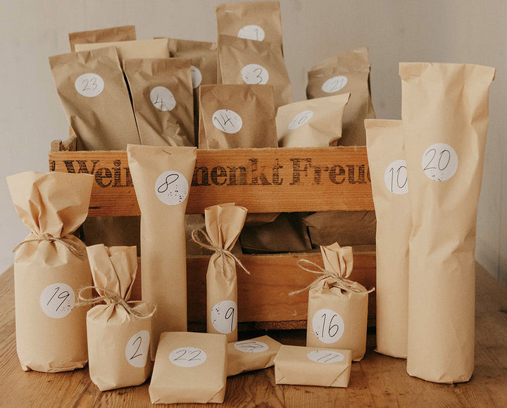 ADVENTSKALENDER <b>ALKOHOLFREI</b>: 24 Produkte aus der Pfalz – verpackt in einer Weinkiste voller Vorfreude
